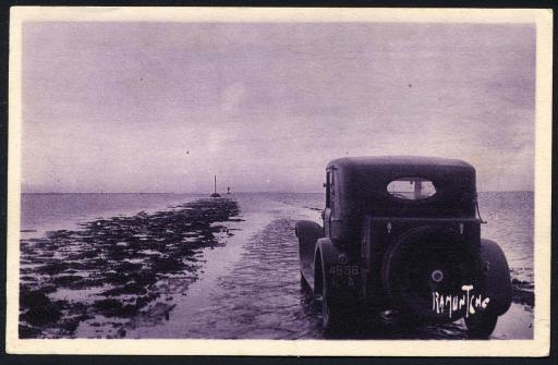 Le passage du Gois reliant le continent à l'île de Noirmoutier, avec des automobiles.